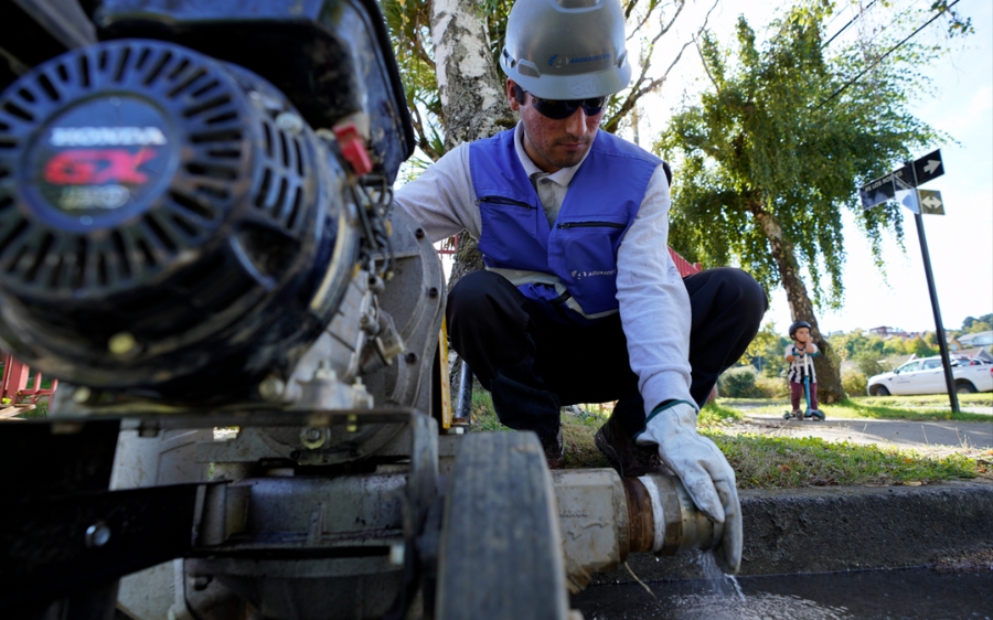 Aguas Décima anuncia trabajos de mejoramiento en red de agua potable en Barrios Bajos